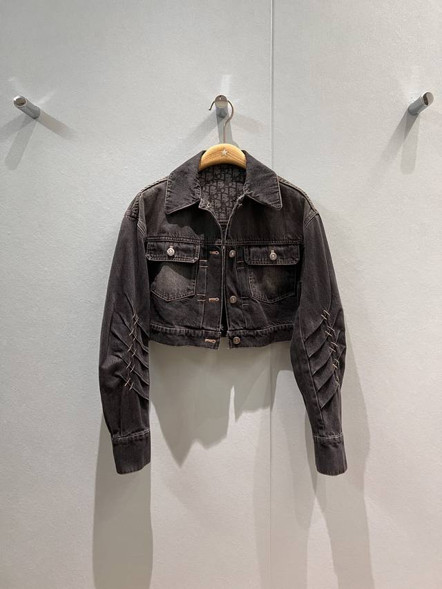 新款 内里老花印花短款牛仔外套 拼接假两件设计 袖子褶皱装饰 宽松休闲五金配件开模 背后小皮标 甜酷百搭 减龄必备 可搭同系列牛仔裤 S-Xl