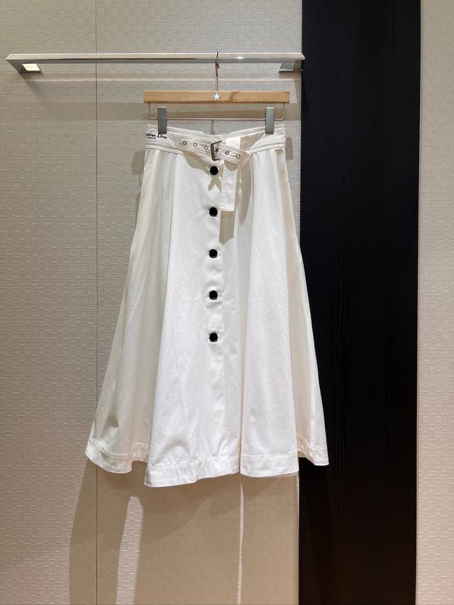 新款推荐排扣设计大摆伞裙 系腰带装饰半裙两侧有口袋 刺绣Cd字母Logo 简单休闲 度假百搭气质减龄 黑色卡其白色 Sml