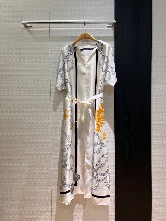 新款定位印花重磅真丝斜纹连衣裙 V领落肩长裙 系腰带收腰显瘦 下摆开叉 宽松休闲慵懒度假 气质减龄 黑色白色 S-Xl