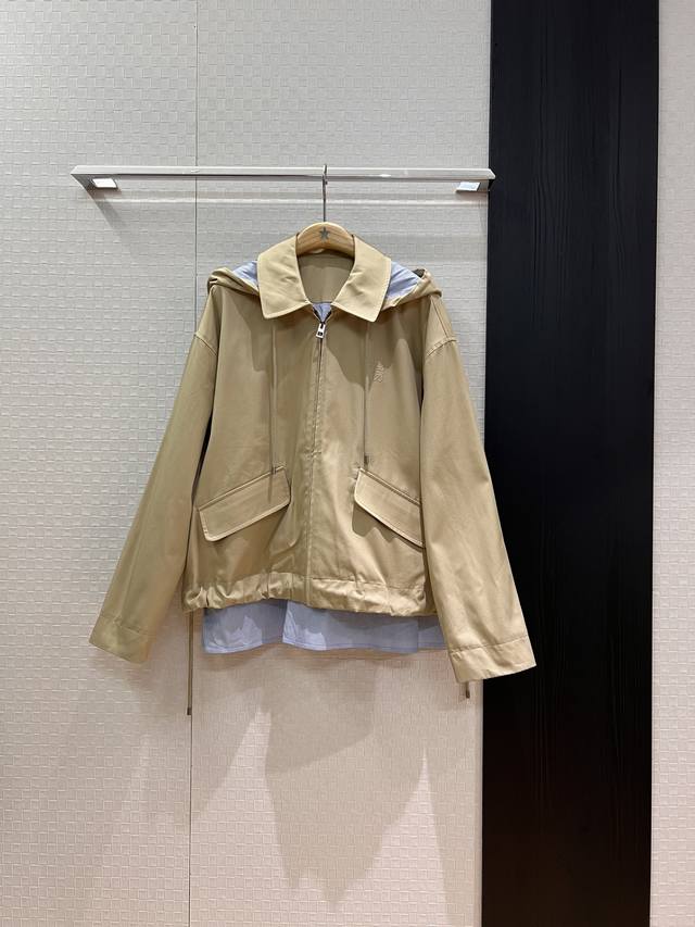 新款连帽拼接条纹宽松卡其风衣外套帽子可脱卸 A字版型 下摆开叉 前短后长 抽绳可调节 胸前Loewe刺绣徽章装饰 Sml