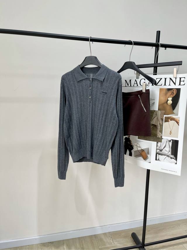 M灰色镂空三扣polo针织衫 ，面料：羊绒混纺 颜色：灰色 *｜羊绒polo毛衣 25Ss早秋新款上新！ 一款散发女性魅力的精致单品 这款柔软的羊绒polo毛衣