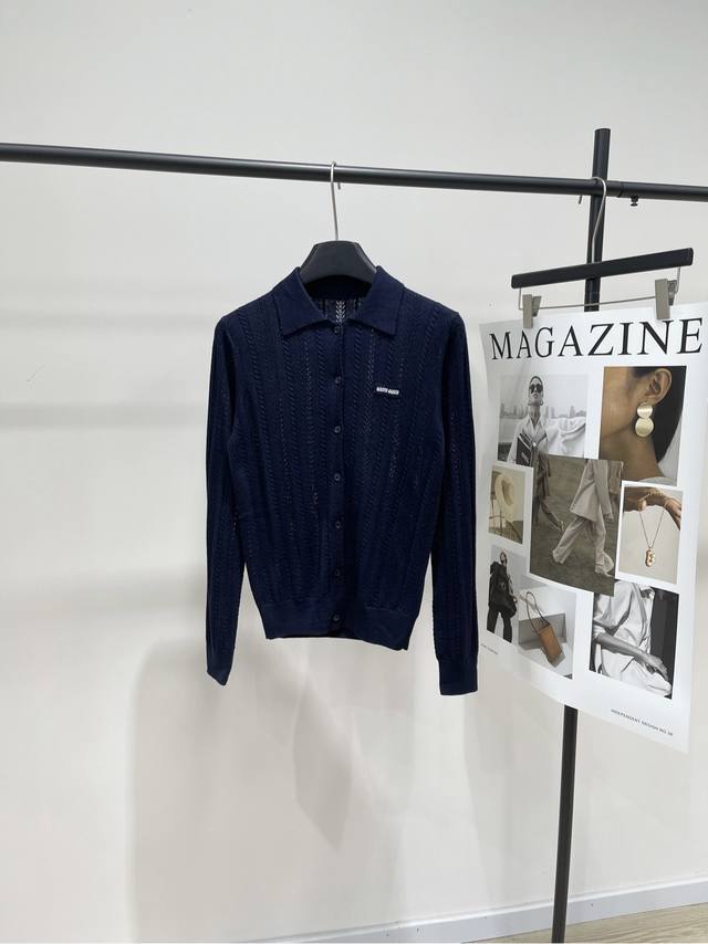 M藏蓝镂空polo单排扣开衫 ，面料：羊绒混纺 颜色：藏蓝 *｜镂空针织开衫 25Ss早秋新款上新！ 镂空设计，精美麻花针织镂空效果 为基础款增添了一丝轻盈的女
