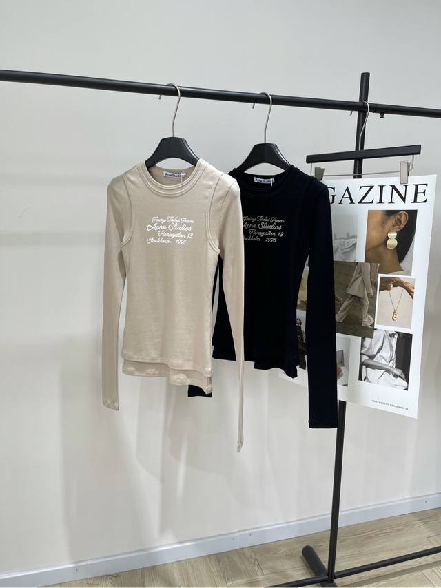 Ac艺术字母印花真两件长袖T ，面料：棉氨纶 颜色：卡其色、黑色 Ac两件套设计长袖上衣！ 时髦精必入，定位字母印花 修身版型上身绝绝子！ 复古风辣妹穿搭！ 进