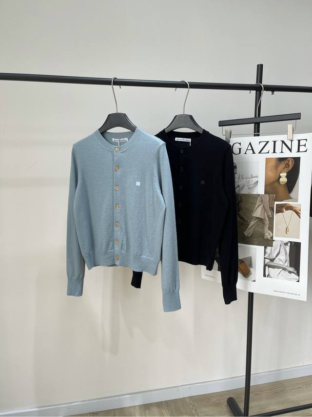 Ac方块笑脸圆领单排扣开衫 ，面料：羊毛混纺 颜色：雾霾蓝、黑色 Ac秋冬新款方块笑脸羊毛针织开衫 定制澳羊毛混纺面料 下水精洗柔软，定制雾霾蓝颜色 新版标志性