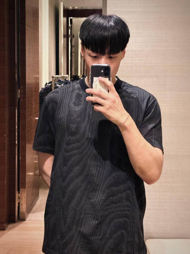 Louis Vuitto* 25Ss春夏新品 黑色字母提花图案平纹短袖T恤丨独家Yb开发！高版出品！取材柔软舒适的棉质针织，经典时髦又高级！版型不挑人上身巨显瘦