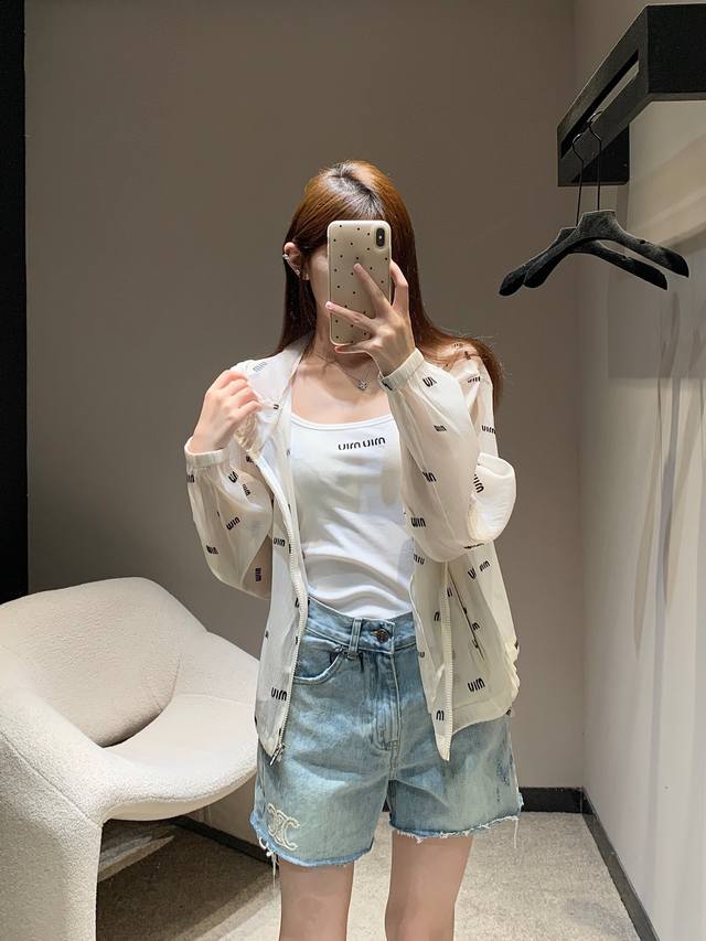 Miumi* 25Ss春夏新款 植绒印花连帽拉链防晒夹克外套丨独家高版出品！常规短款版型设计完全不挑人满身字母印花设计小细节满满，夏季首选防晒 订制薄款面料 超