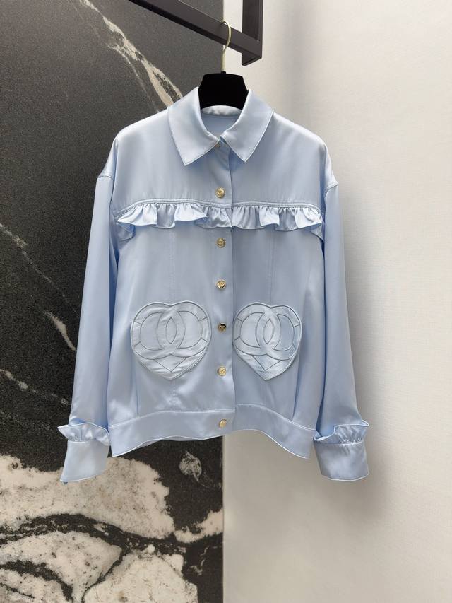 C家25Ss 早秋新品木耳花边拼接翻领真丝外套 衬衫袖口与胸口呼应装点立体褶皱木耳花边 增添甜美气息 双C组合成爱心造型更显格调 Baby蓝调很有氛围感 上身超