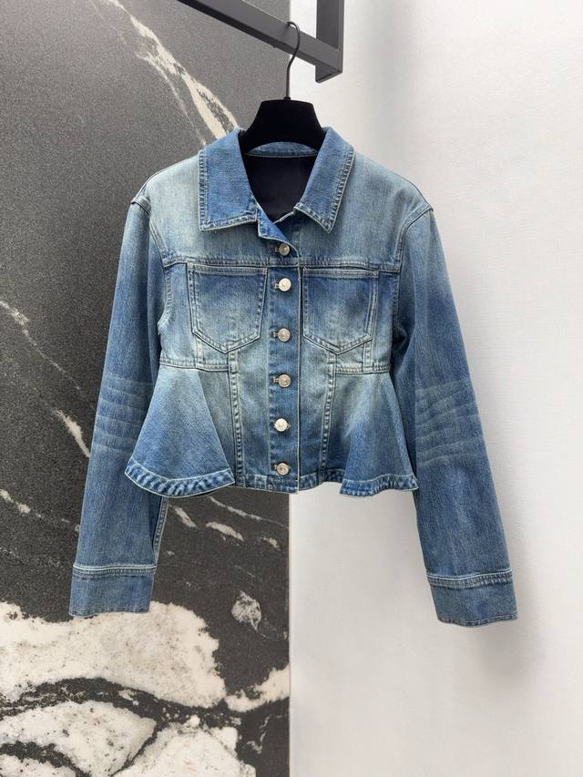 Mcq 25Ss 早秋新品复古洗水牛仔娃娃装外套 休闲帅气少女风穿搭 大伞裙摆短款设计 版型上身显瘦又高挑 俏皮摩登气质 复古蓝石洗牛仔面料有弹力 小个子女生轻
