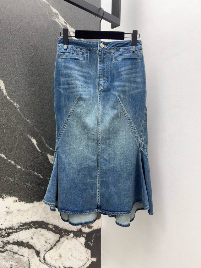 Mcq 25Ss 早秋新品复古牛仔鱼尾半身裙 经典中高腰包臀荷叶边裙摆剪裁凹线身材曲线 版型不挑人百搭又时髦上身超显瘦 复古蓝石洗牛仔面料有弹力 小个子女生轻松