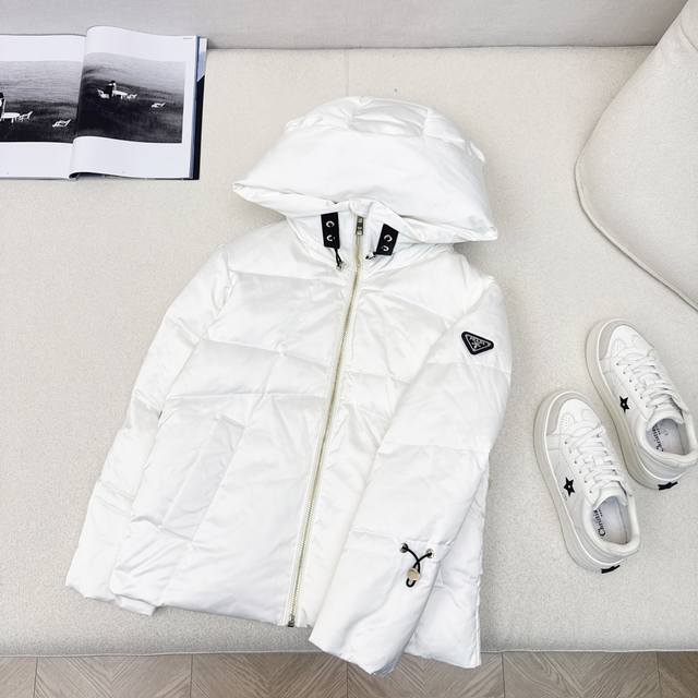 独家首发 原单品质 pd 25Ss 秋冬新款三角标装饰连帽羽绒服外套 立体剪裁H版型 袖口松紧抽绳经典时髦又帅气 原版徽标字母Logo三角标装饰 国标90白鹅绒