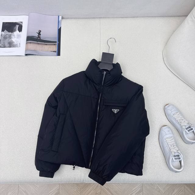 原单品质 pd 25Ss 秋冬新品短款立领羽绒服外套 立体剪裁H版型 经典时髦又帅气 原版徽标字母Logo三角标装饰 国标90白鹅绒填充 进口纯棉布面料 质感超
