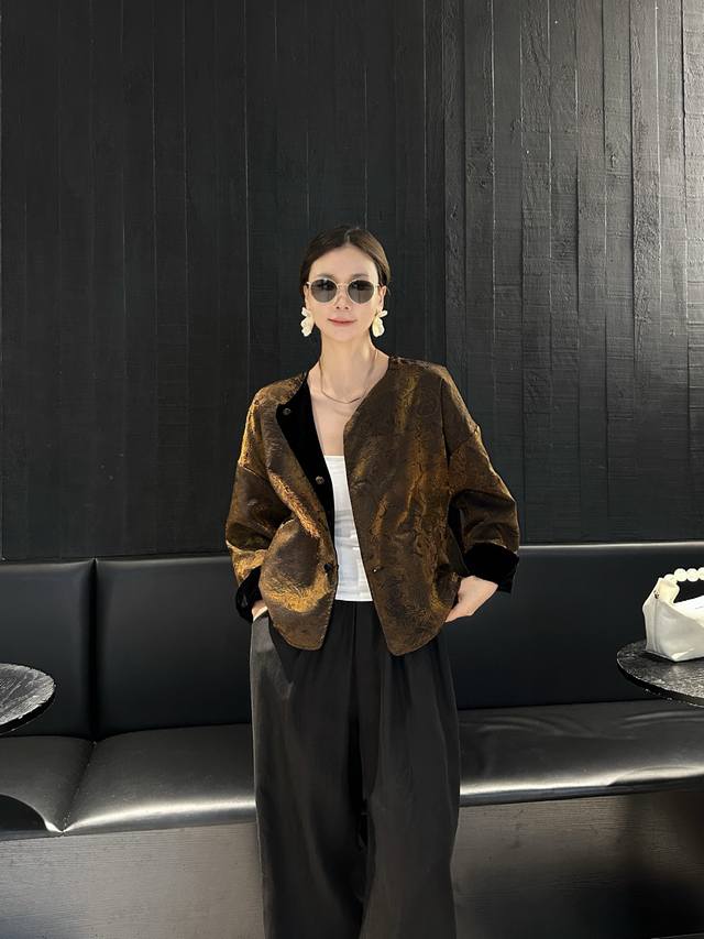 外套 市场最高版本双面双穿爆款，品质直接拉满采用100%高品质活性黑真丝丝绒，拼接鎏金人丝提花面料，质感高级到让人惊叹。更绝的是它能双面穿，一件抵两件，实用性与