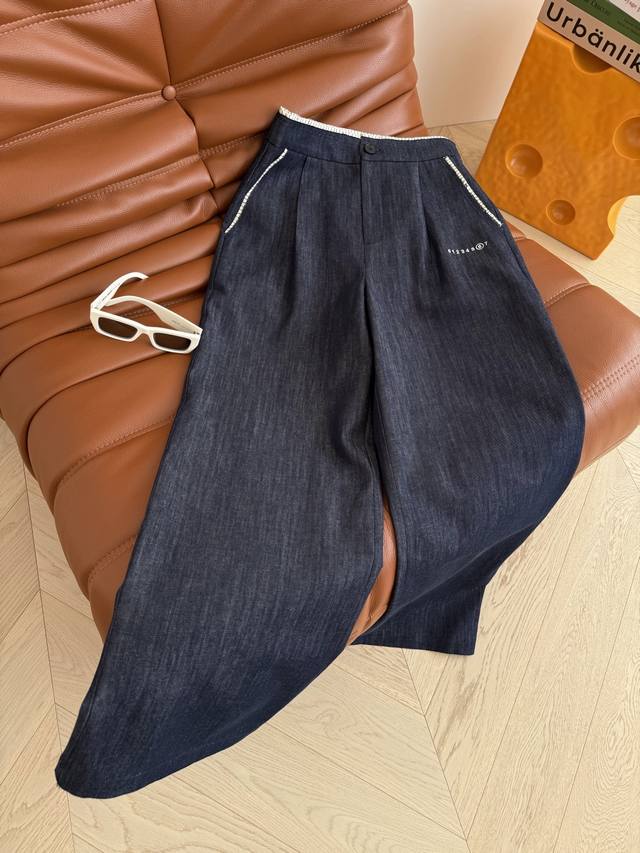 日常百搭系列 25Fw 撞色条纹毛边拼接牛仔裤 各种腿型随意入 无脑搭配自动藏肉和显高 采用不褪色牛仔面料 深蓝色特别百搭 腰头设计也很好看 侧边刺绣数字Log