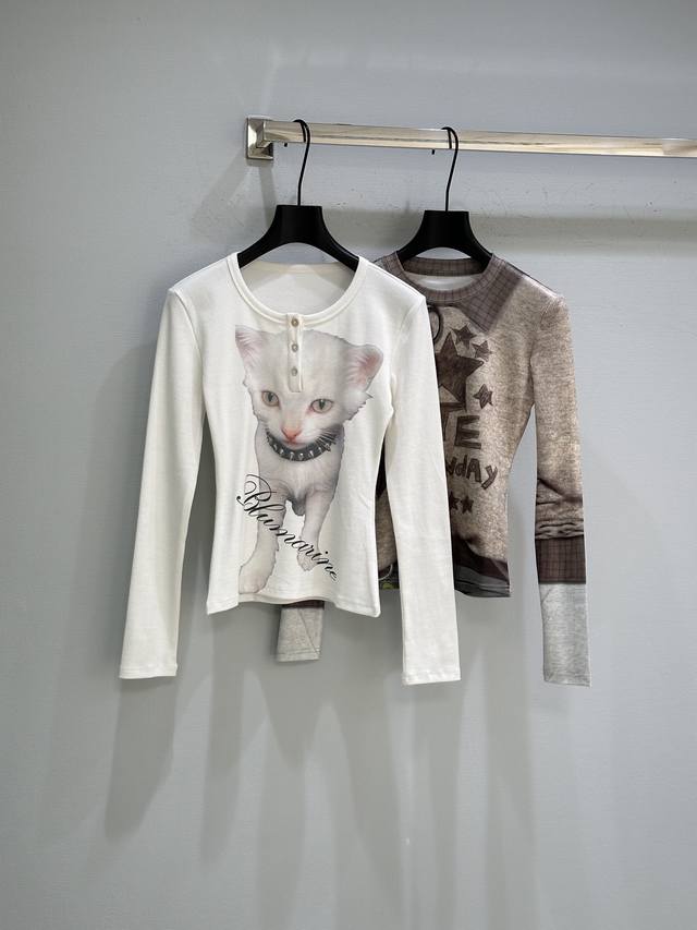 25Ss早秋新款上新！这件T恤太有设计感了 仿3D印花设计 仿佛里面叠穿了一件衬衫 还有精致的挂饰的小图案 增添了几分俏皮与灵动，每一处都藏着小心思。现货供应灰