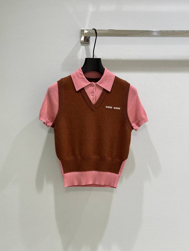 25Ss早春新款上新！这款羊绒与羊毛polo毛衣在领口与刺绣徽标处，以特制嵌花工艺与反差配色昭示个性，塑造Mi*衣橱的叠搭范式。现货供应粉拼咖Sml