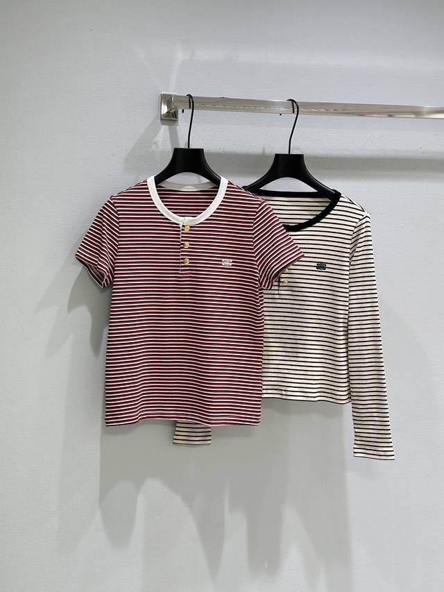 25Ss早秋新款上新！Ce新款这件单衫条纹控简直无法拒绝，纹圆领短袖上衣让整体造型充满慵懒随性的法式风情 金色Triomphe纽扣的点缀让基础款也能华丽转身，胸