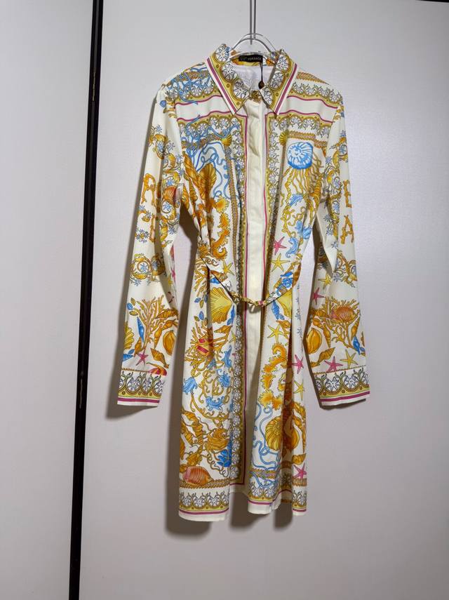 Versace 范思哲女 新品黄色底巴洛克海洋世界贝壳海星印花金属徽扣饰腰带短袖翻领衬衫连衣裙。Smlxl