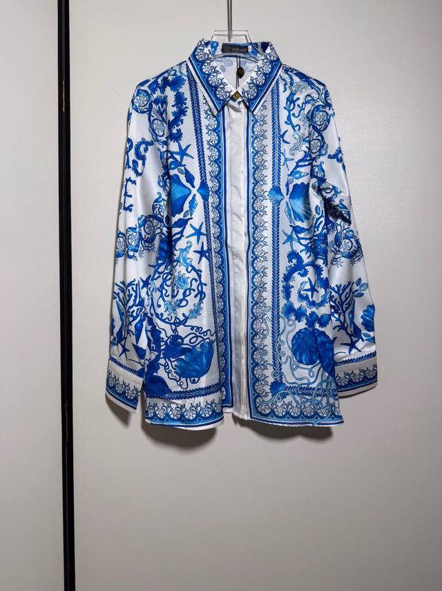 Versace 范思哲女 新品蓝色底海星巴洛克海洋世界贝壳海星海螺蓝色底海星印花翻领长袖衬衫。Smlxl
