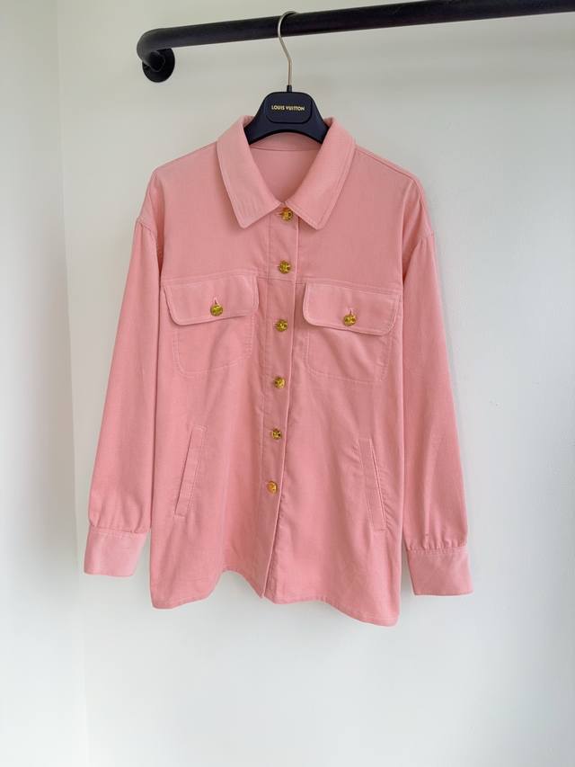 Celin25秋季新款翻领高级面料衬衣外套出货巨显瘦的精致纯棉面料 高级凯旋门字母扣子设计低调高级，经典宽松版型 百搭不挑人，减龄优雅气质做工品质全面到位。单色