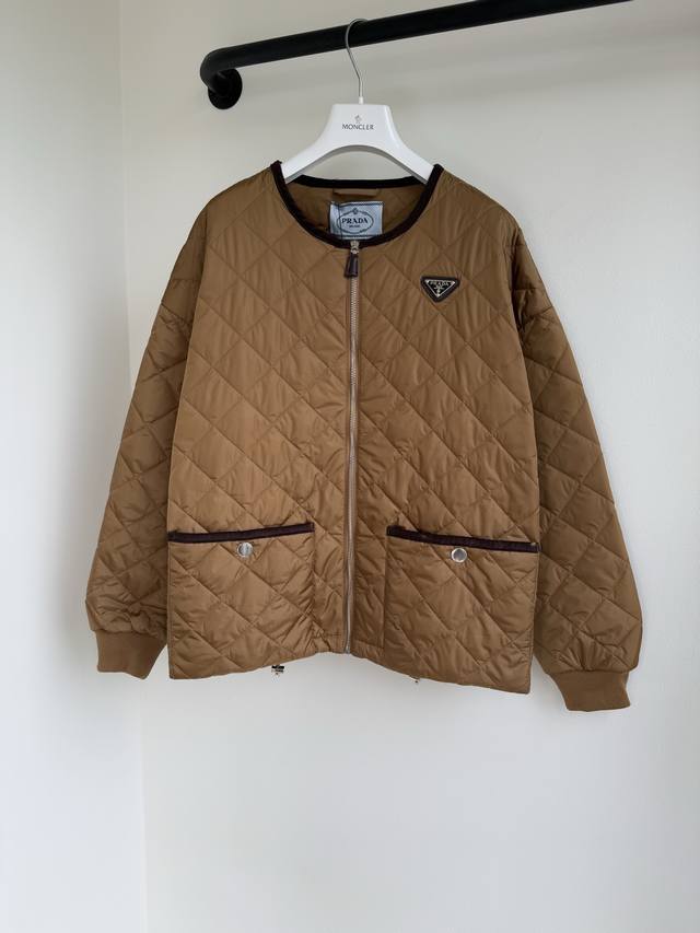 prad25新款三角徽标菱格棉服出货这几年秋冬都好火热的棉服外套经典三角标设计装饰复古格纹元素，胸口装饰经典三角形珐琅徽标，定制拉链开合，下摆双口袋贴袋显层次又