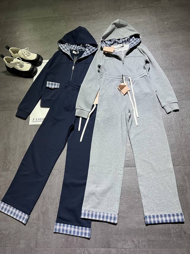 套 Miumi* 25Fw早秋新款 假两件格子拼接拉链连帽卫衣+休闲裤套装丨独家高版出品！胸前徽标字母图案刺绣，不挑肤色而且炒鸡显瘦一体式防风连帽领部造型，凸显