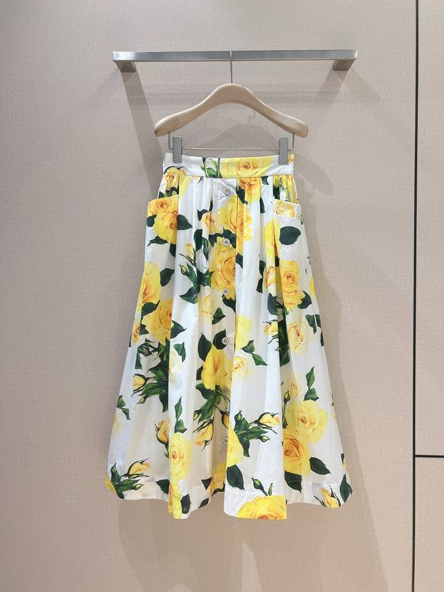 Dolce & Gabban*A 春夏半裙新款~ 府绸棉黄花卉印花中长半裙、收腰伞摆，2侧大口袋装饰，后腰隐形拉链与松紧腰设计，加持比例修身腰围，拉高腰线。 鲜