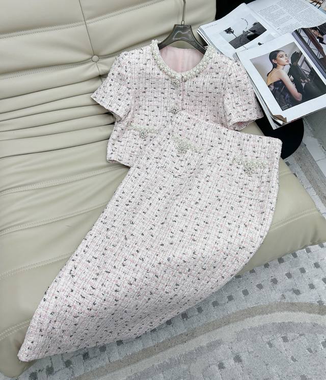 25年重工定制珍珠领小外套半身裙两件套 套装 定制面料，甜美优雅高级感 日常气质约会聚会必备品 码数Sml