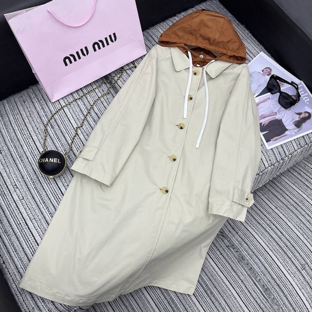 强烈推荐 25年早春系列 Miu*新款两面穿长款连帽风衣外套 字母贴布绣点缀 两色Sml
