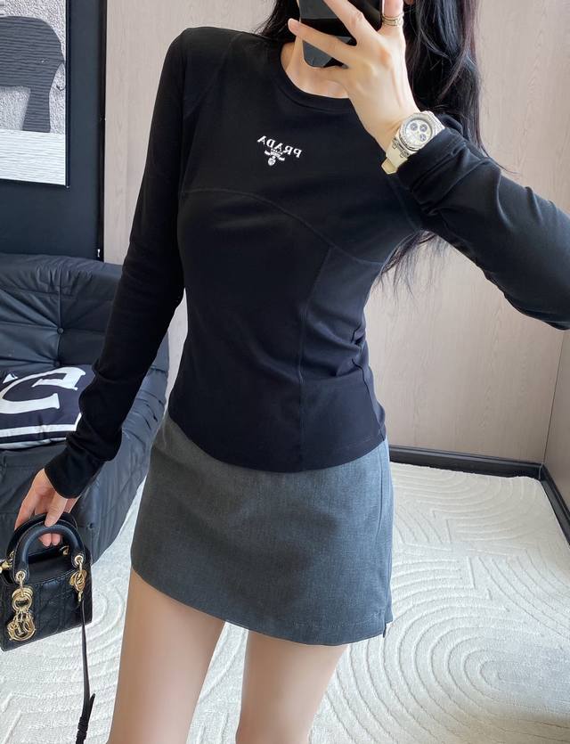 prad* 25早秋新款长袖打底 修身版型搭配圆领长袖剪裁 百搭简约时尚风格 经典百搭不过时 设计肩腰部装饰线条设计 增添层次感 松弛时髦 美拉德百搭色应对秋冬