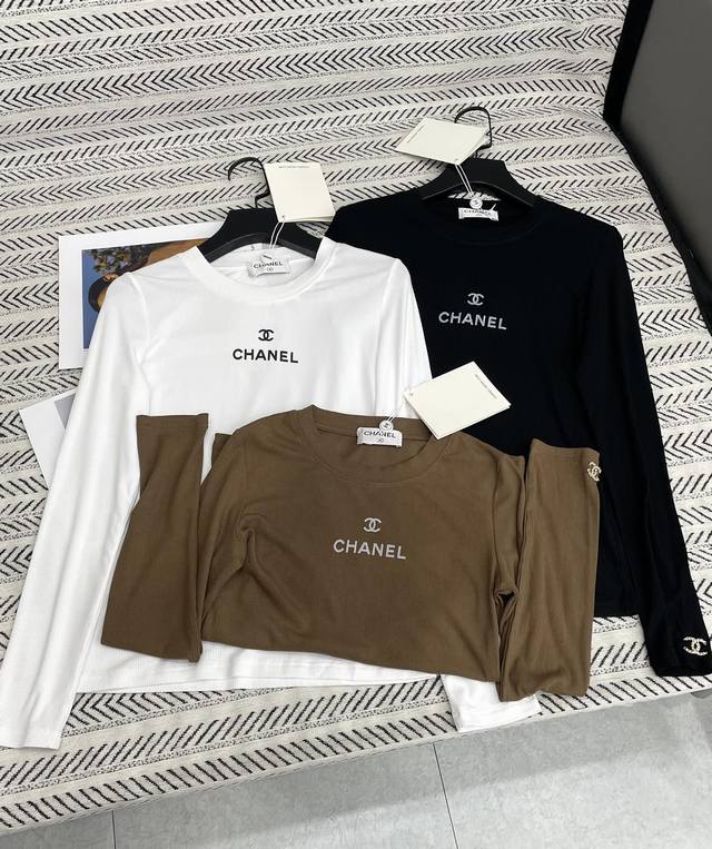 25Ss 秋冬新款 Chanel印花字母Logo袖子立体字母图案长袖棉T恤！ 强烈推荐热卖款！ 做工品质看细节 Color：白 黑 咖 Size：Sml