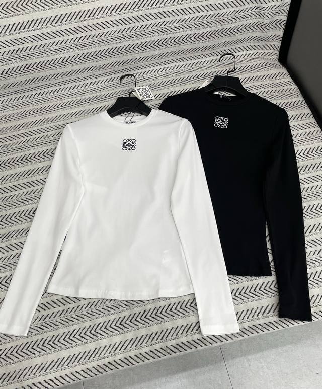 25Ss 秋冬新款 Loewe简约刺绣小字母图案长袖棉T恤！ 强烈推荐热卖款！ 做工品质看细节 Color：黑色 白色 Size：Sml