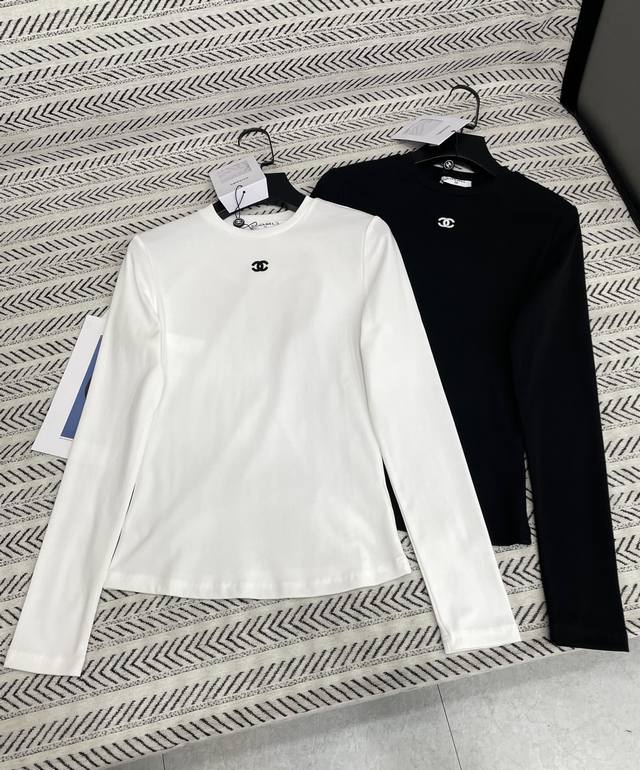 25Ss 秋冬新款 Chanel简约刺绣小标Logo字母图案长袖棉T恤！ 强烈推荐热卖款！ 做工品质看细节 Color：黑色 白色 Size：Sml