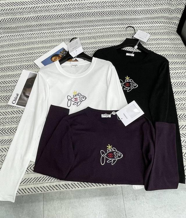 25Ss 秋冬新款 Chanel天丝棉刺绣Logo字母小鱼长袖棉T恤！ 强烈推荐热卖款！ 做工品质看细节 Color：白 黑 紫 Size：Sml