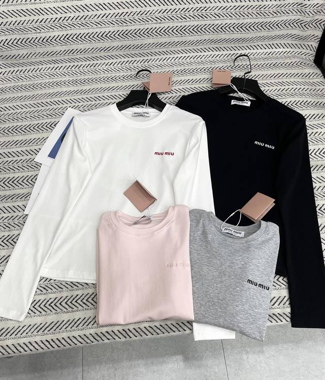 25Ss 秋冬新款 Miu简约字母小标刺绣字母长袖T恤！ 强烈推荐热卖款！ 做工品质看细节 Color：白 黑 灰 粉 Size：Smlxl