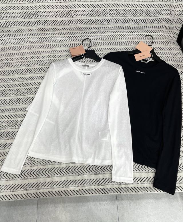 25Ss 秋冬新款 Miu简约立体字母竹节棉长袖T恤！ 强烈推荐热卖款！ 做工品质看细节 Color：黑色 白色 Size：Sml