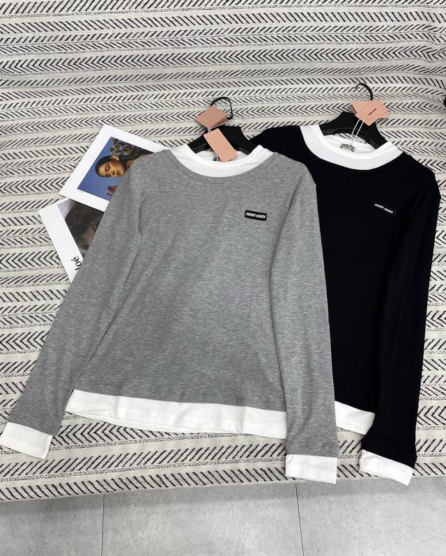 25Ss 秋冬新款 Miu假俩件立体贴布绣Logo字母长袖棉T恤！ 强烈推荐热卖款！ 做工品质看细节 Color：黑色 灰色 Size：Sml