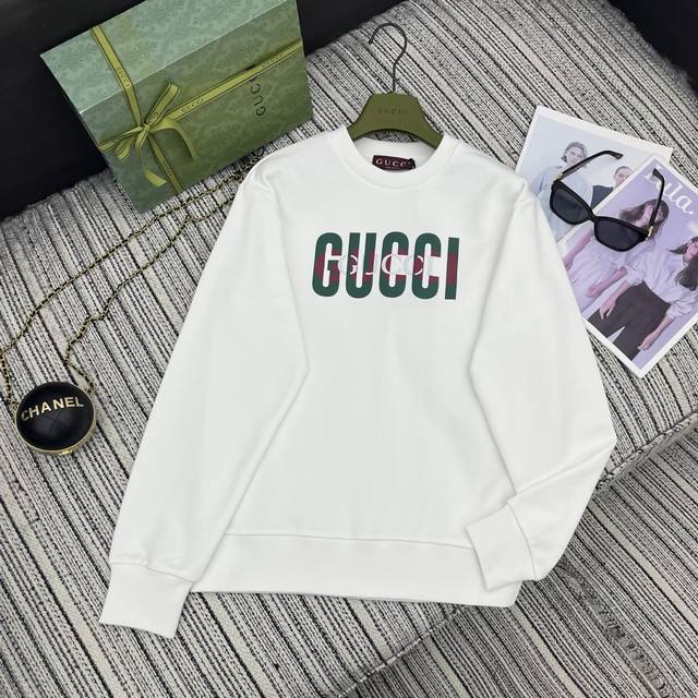 强烈推荐 Gucc* 25Fw秋冬新款 撞色字母印花圆领卫衣丨独家高版出品！经典灰调百搭又高级，胸前彩色字母印花活力吸睛，带着品牌独特的时尚基因。面料柔软亲肤，