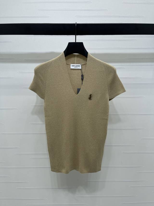 上新原单高端品Ysl*2025早秋最新系列！V领子针织短袖！定制进口针织材质织造 柔软舒适 V领针织短袖剪裁 领口恰当露肤 美化头肩比例更显瘦 胸前品牌独家字母