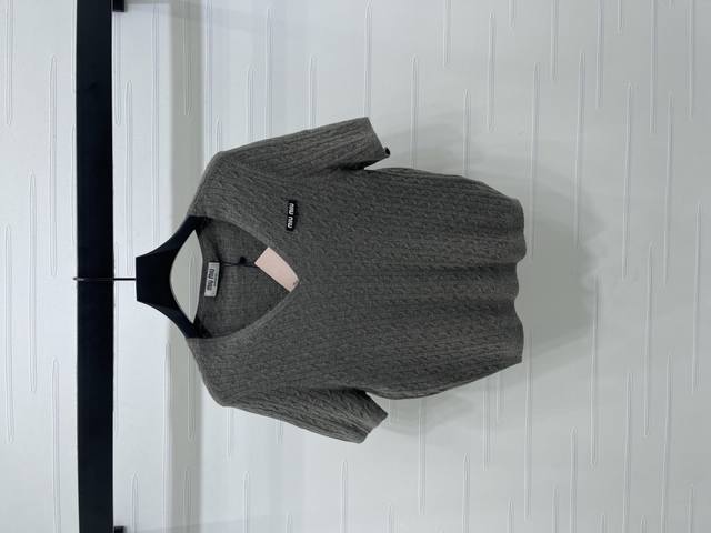 上新原单高端品质 Miumi*2025早秋最新系列！桃心领麻花针织短袖！定制进口羊毛混纺纱线织造 柔软舒适 V领针织短袖剪裁 领口恰当露肤 美化头肩比例更显瘦