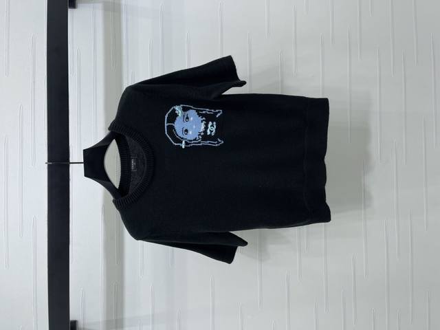 上新原单高端品质 Chane* 2025早秋最新系列！钩花卡通图案针织短袖！定制羊毛纱线织造 柔软舒适 洋气显瘦 圆领针织短袖剪裁 通体包边饰以弹力螺纹贴合收紧
