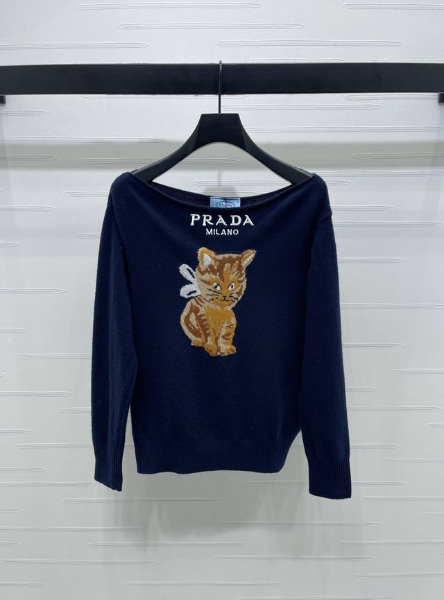 上新原单高端品质 prad* 2025早秋最新系列！小猫图案一字肩长袖！定制进口羊毛针织材质 透气舒适 质感十足 宽松一字肩长袖裁剪 上身呈现休闲慵懒的穿搭格调