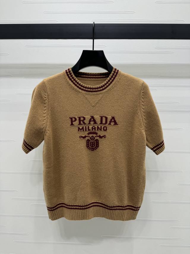 上新原单高端品质 prad* 2025早秋最新系列！撞色圆领针织短袖！胸前饰以低调不张扬的品牌标识完善单品，撞色饰边曾添优雅气质！1色！S-M-L3码！高品质大