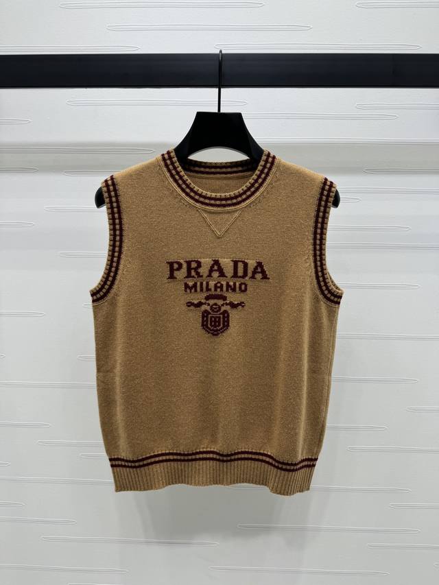 上新原单高端品质 prad* 2025早秋最新系列！撞色圆领针织背心！胸前饰以低调不张扬的品牌标识完善单品，撞色饰边曾添优雅气质！1色！S-M-L3码！高品质大