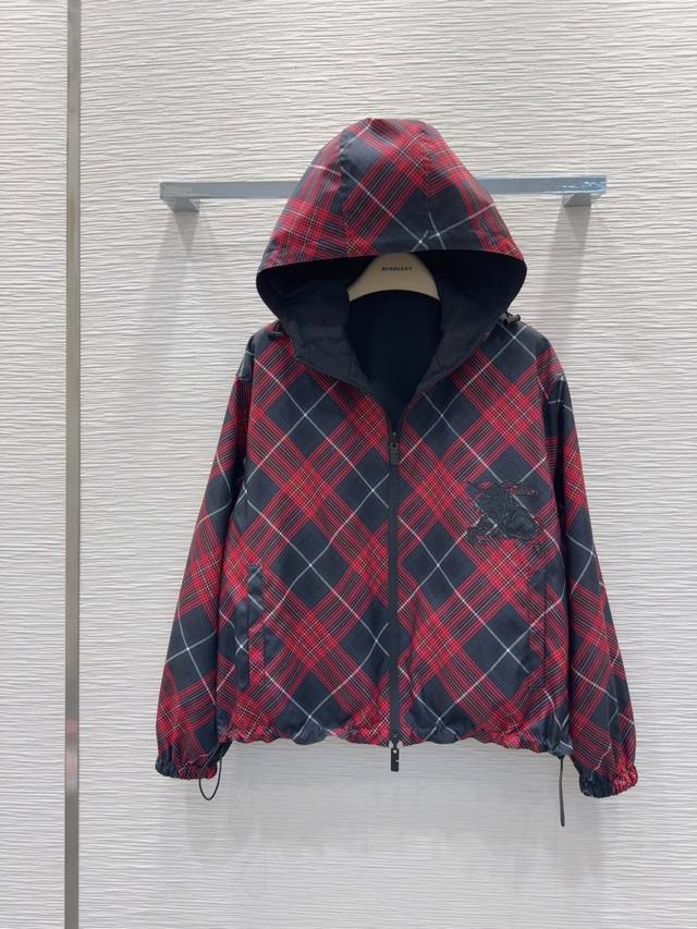 原单品质Burberr*2025Fw新款 经典格子外套 结合风衣与骑士服的碰撞设计 定制进口密度面料 Tr材质厚实有斜纹肌理感 每个小细节都非常注重 恰到好处的