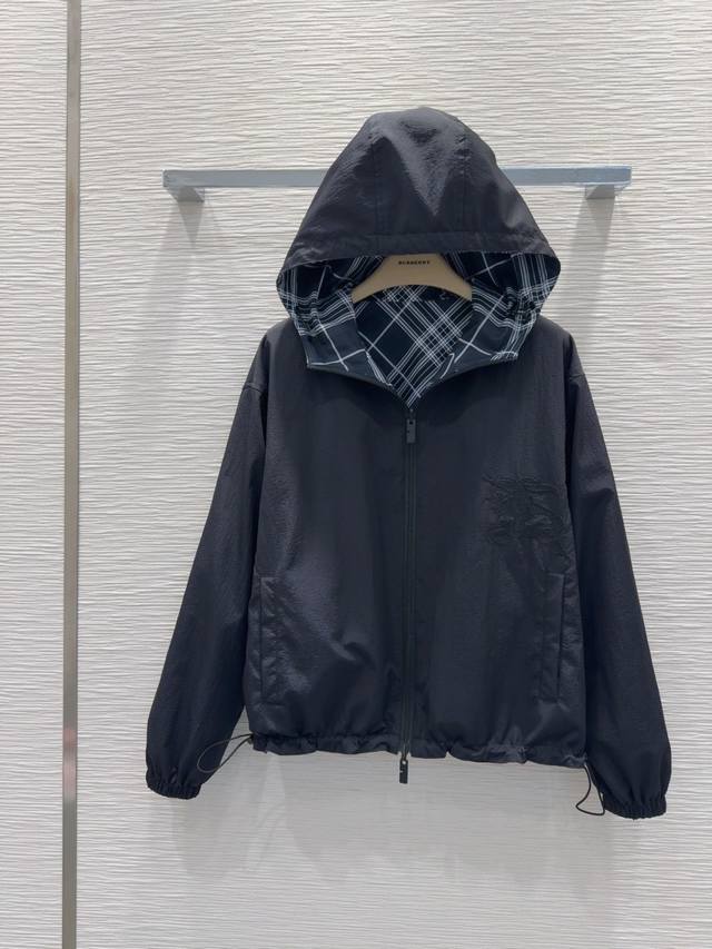 原单品质Burberr*2025Fw新款 经典格子外套 结合风衣与骑士服的碰撞设计 定制进口密度面料 Tr材质厚实有斜纹肌理感 每个小细节都非常注重 恰到好处的