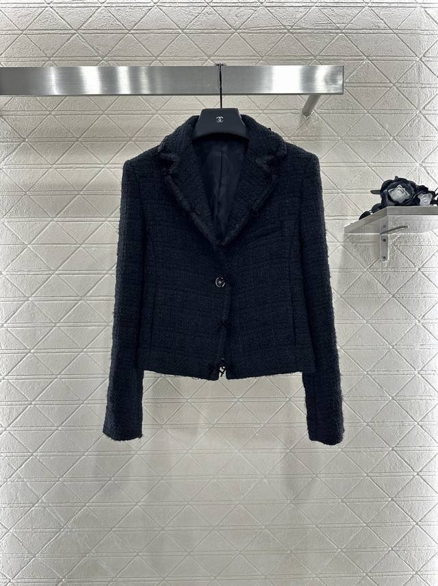 Chane*2025新品上架 翻领蝴蝶结编织洋装 定制Yb进口粗纺羊毛呢材质 质感高级 品相十足 枪驳翻领洋装外套版型 正肩垫肩设计贴合人体 更显身姿纤细挺拔