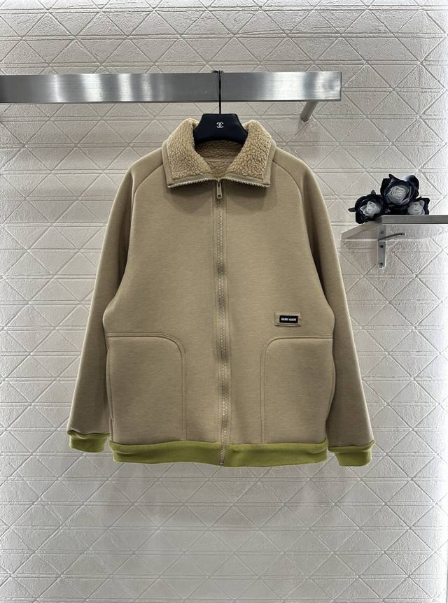 Miumi2025新品上架 泰迪毛绒拉链外套 外层初剪羊毛材质 内里延伸至翻领 饰以泰迪毛绒材质 质感柔软舒适 时髦洋气 翻立领外套剪裁 拉链下摆袖口草绿螺纹包