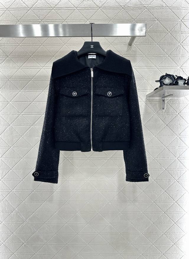 Chane*2025新品上架 编织银丝洋装拉链外套 定制Yb进口银丝粗纺材质 肌理明显 质感上乘 黑色银丝交织打造的粗花呢肌理明显 螺纹大翻领拉链外套版型 轻松