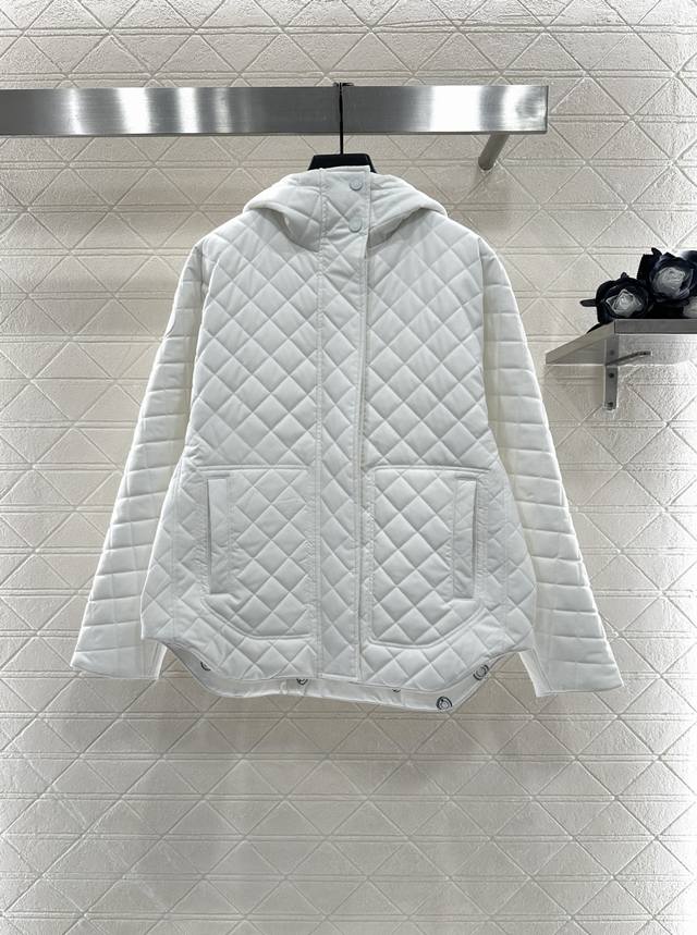 Herme*2025新品上架 隐藏连帽两面穿棉服外套 定制Yb防风防水尼龙材质 羽绒棉填充内里 整件轻盈保暖 两面穿棉服外套 一面品牌圆扣图案元素 张扬个性 尽