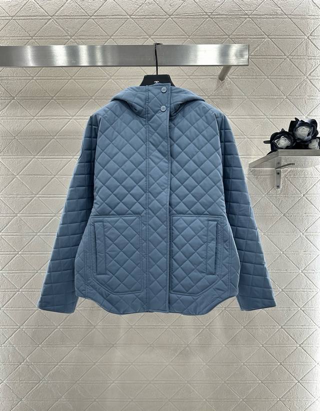 Herme*2025新品上架 隐藏连帽两面穿棉服外套 定制Yb防风防水尼龙材质 羽绒棉填充内里 整件轻盈保暖 两面穿棉服外套 一面品牌圆扣图案元素 张扬个性 尽